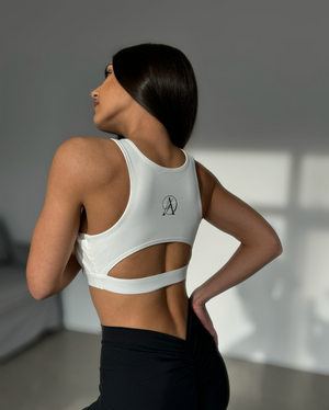 Изрязано бяло бюстие с повдигащ ефект