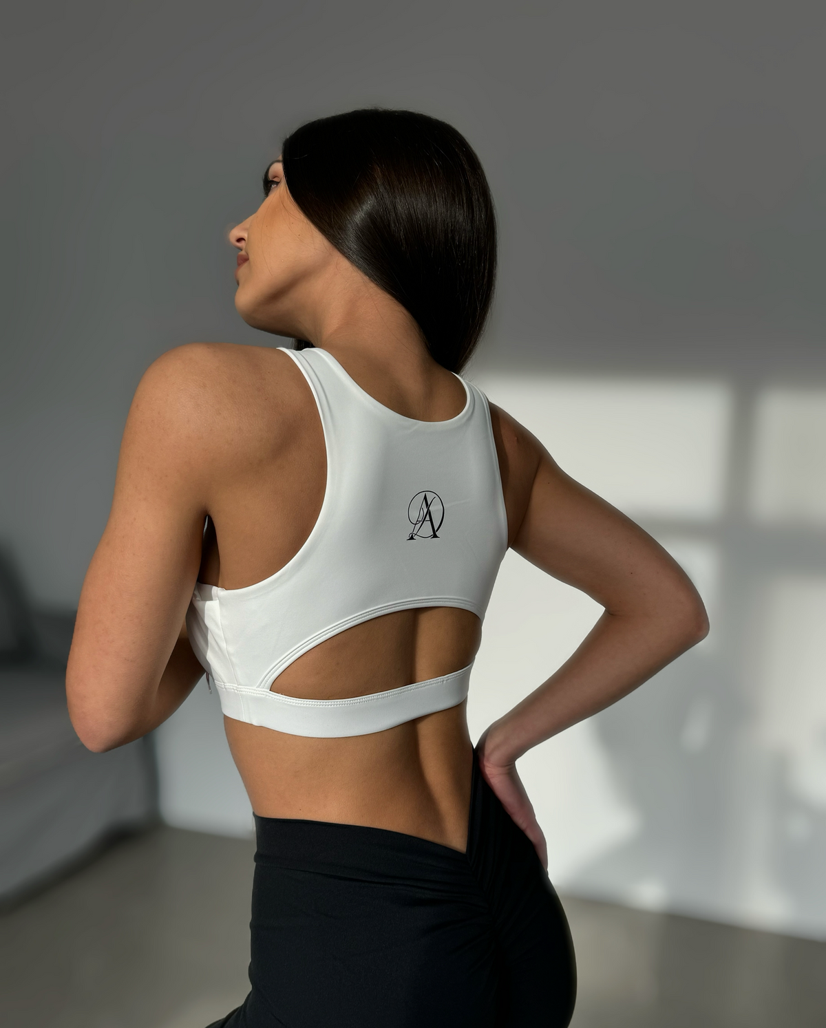 Изрязано бяло бюстие с повдигащ ефект