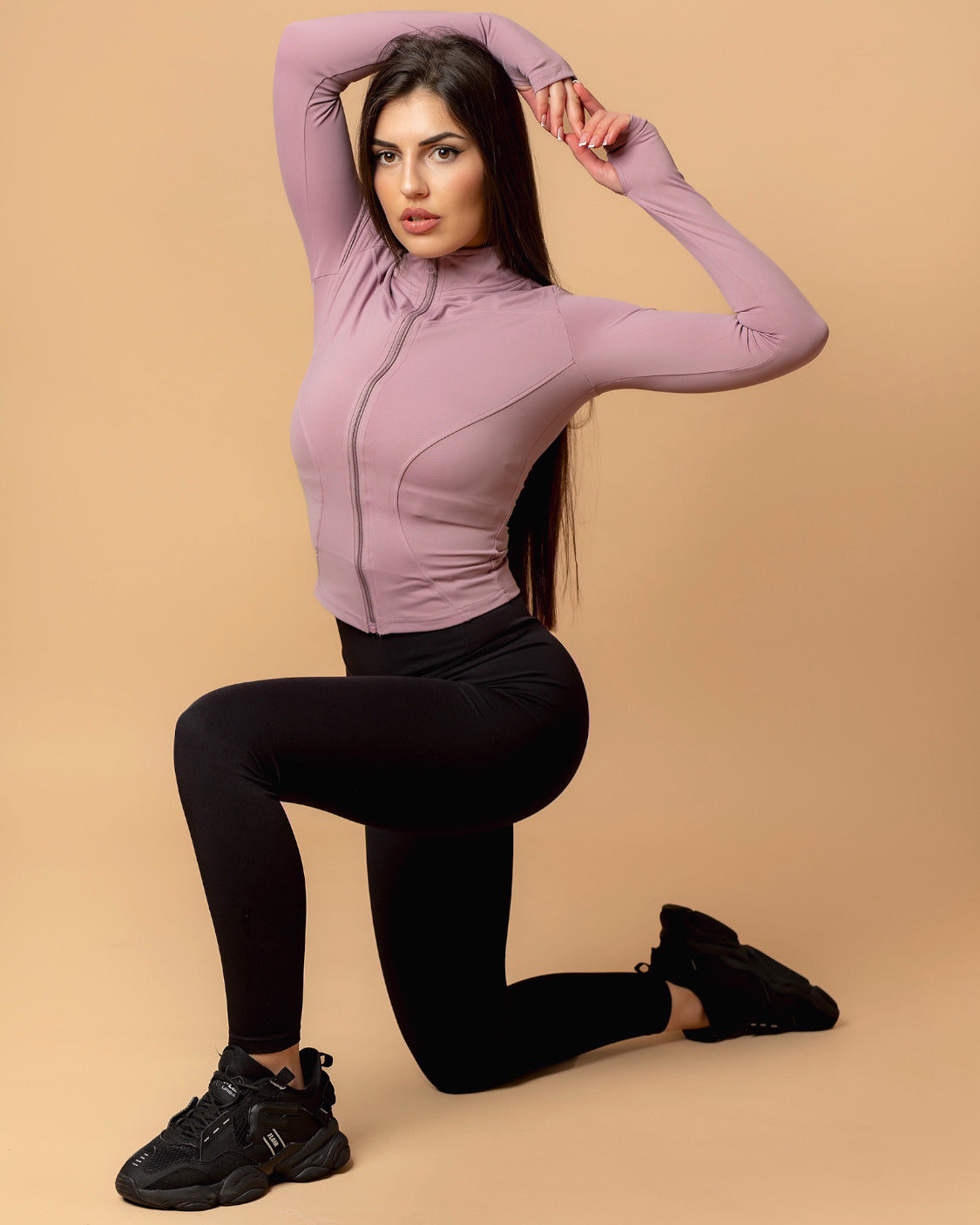 Вталено дамско спортно яке в бежов цвят