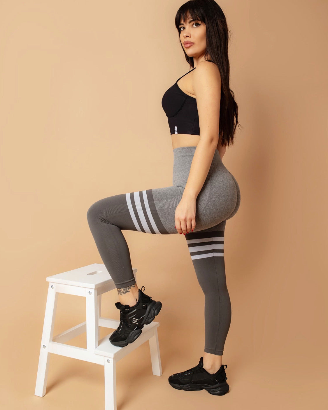 Безшевен клин с бели ленти в сив цвят