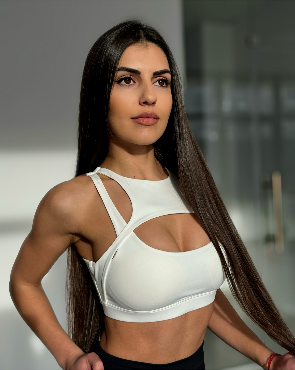 Изрязано бяло бюстие с повдигащ ефект