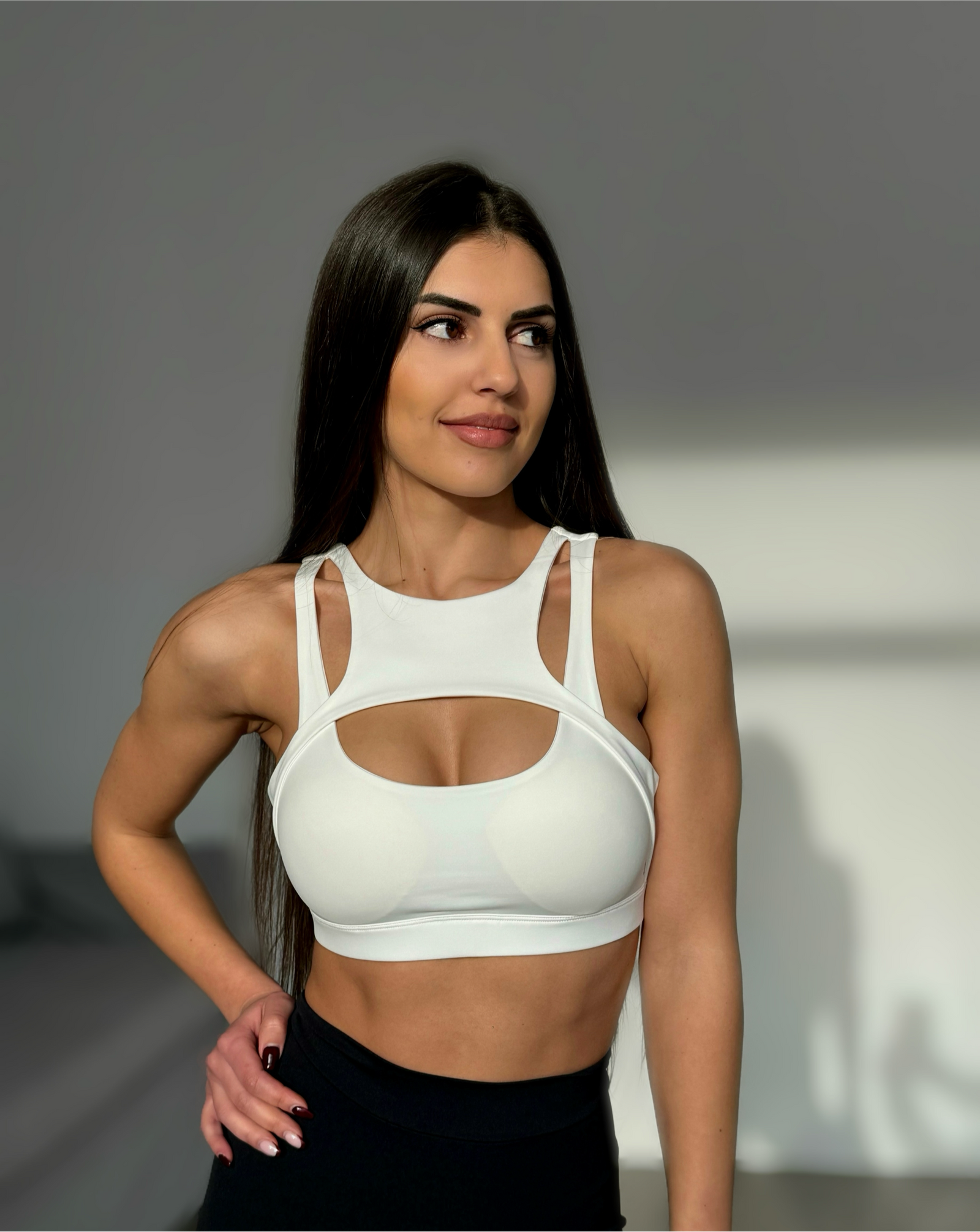 Изрязано бяло бюстие с повдигащ ефект