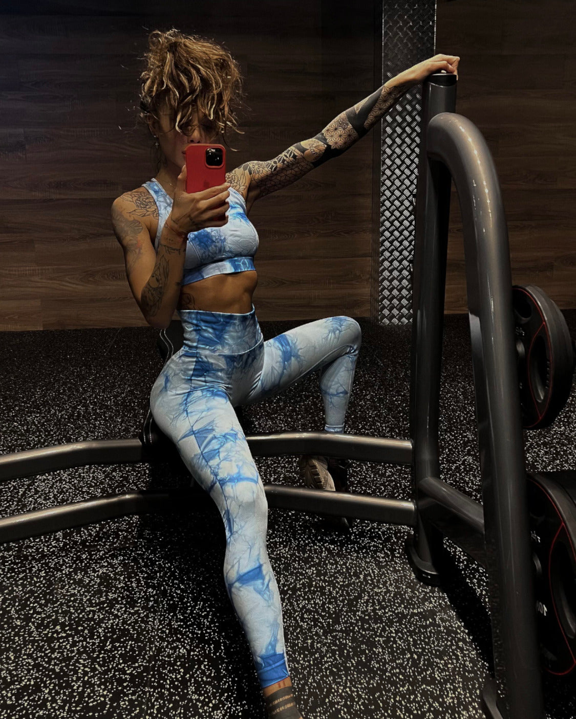 Спортен сет в мраморен розов цвят с оформящ ефект